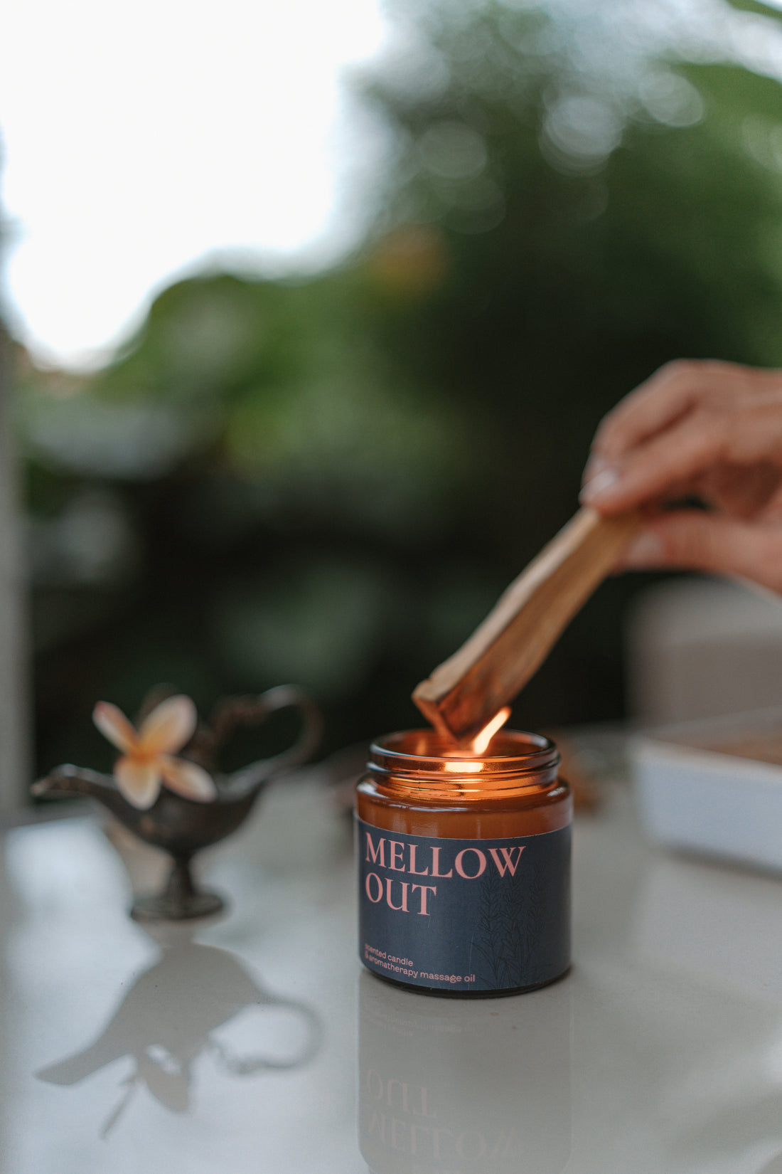 Świeca zapachowa i aromaterapeutyczny olejek do masażu MELLOW OUT